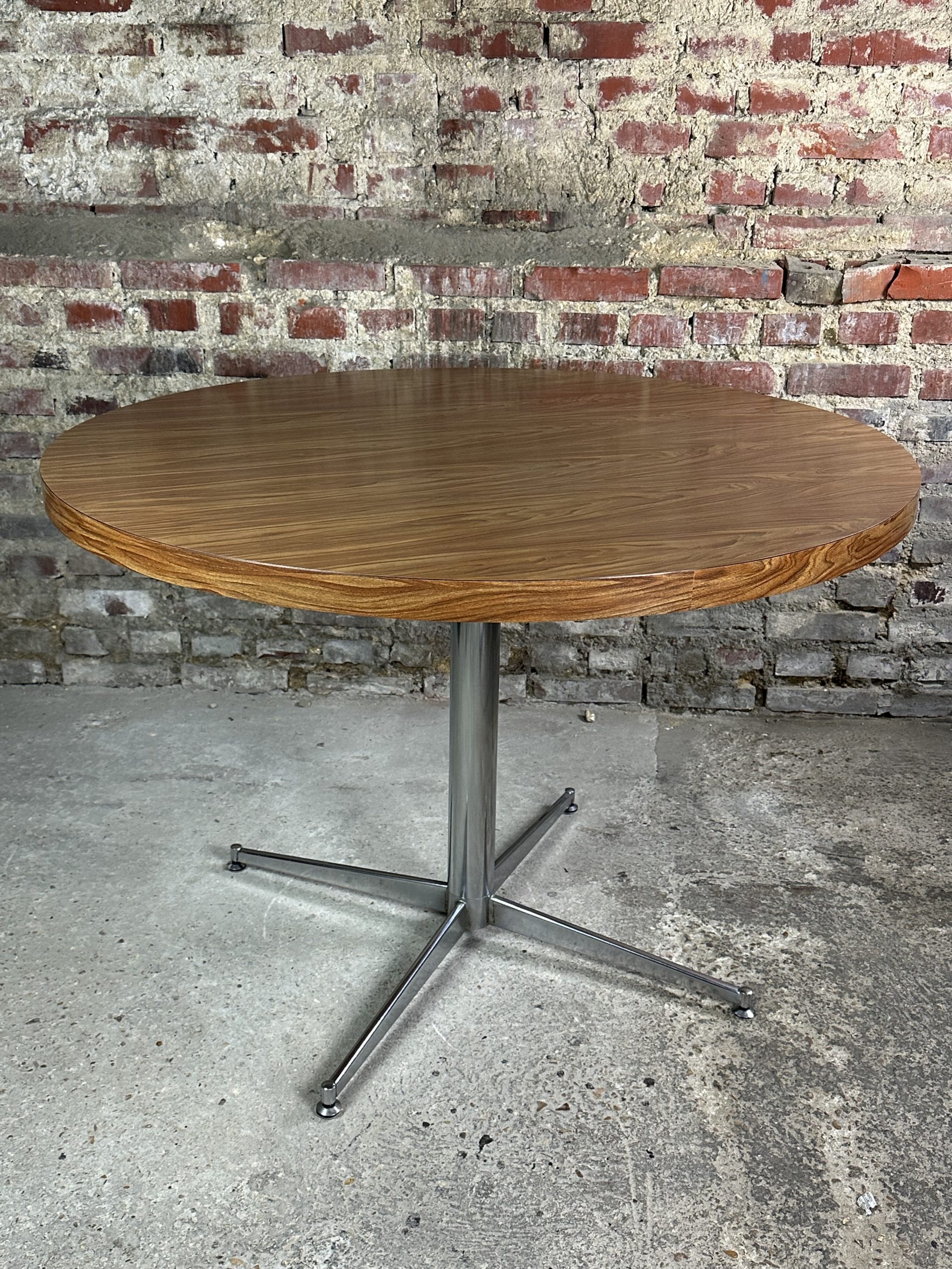 Table Basse Ronde Vintage avec Support en Aluminium Chromé, 1960s en vente  sur Pamono