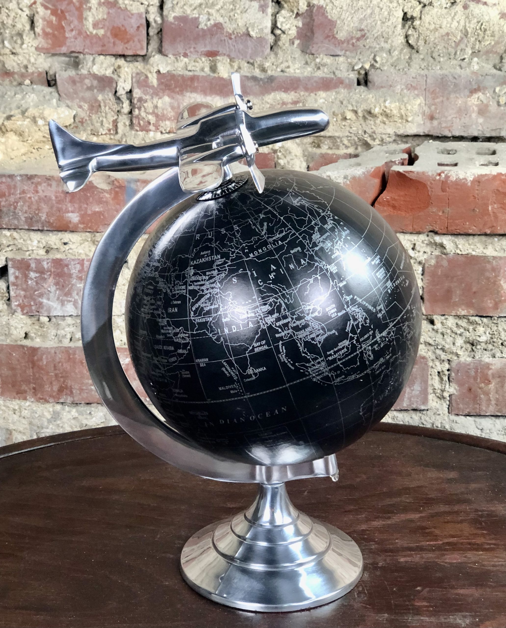 Mappemonde / globe terrestre avec avion en alu chromé
