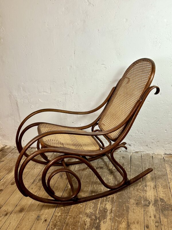 Rocking chair Thonet en bois courbé et cannage années 1900