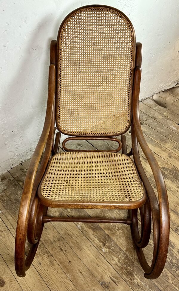 Rocking chair Thonet en bois courbé et cannage années 1900 – Image 7