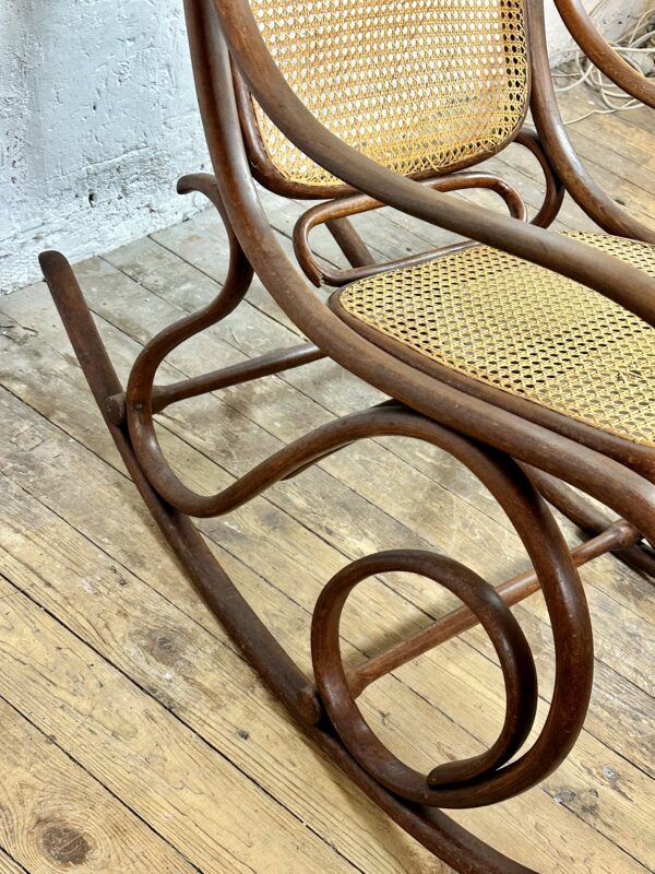 Rocking chair Thonet en bois courbé et cannage années 1900 – Image 13