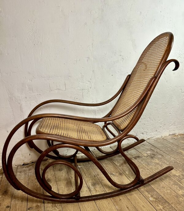 Rocking chair Thonet en bois courbé et cannage années 1900 – Image 9