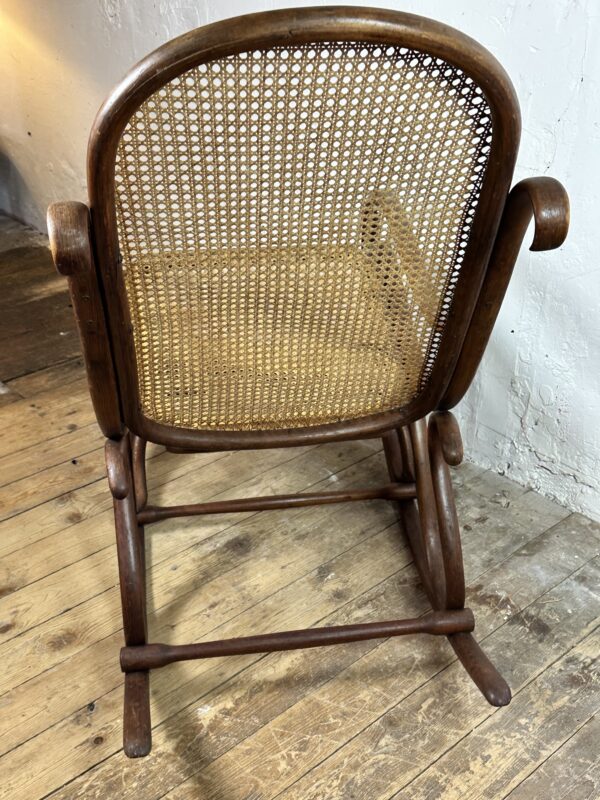 Rocking chair Thonet en bois courbé et cannage années 1900 – Image 8