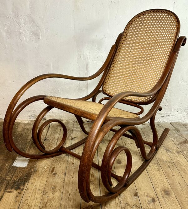 Rocking chair Thonet en bois courbé et cannage années 1900 – Image 5