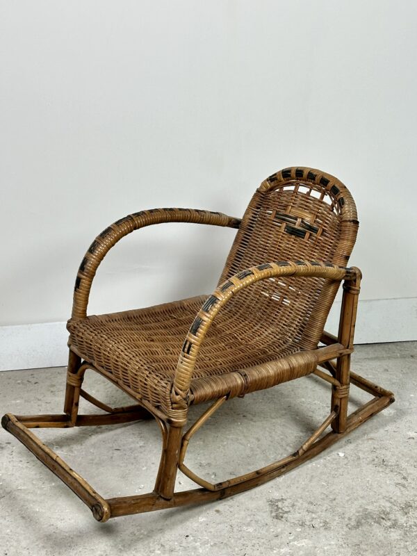 Rocking chair enfant en rotin vintage 1950 – Image 2