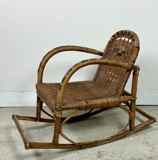 Rocking chair enfant en rotin vintage 1950