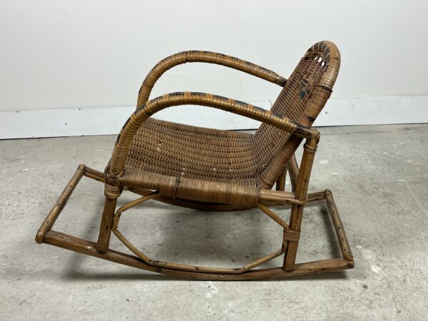 Rocking chair enfant en rotin vintage 1950 – Image 3