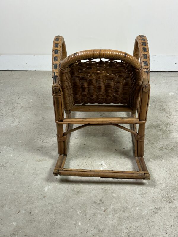 Rocking chair enfant en rotin vintage 1950 – Image 4