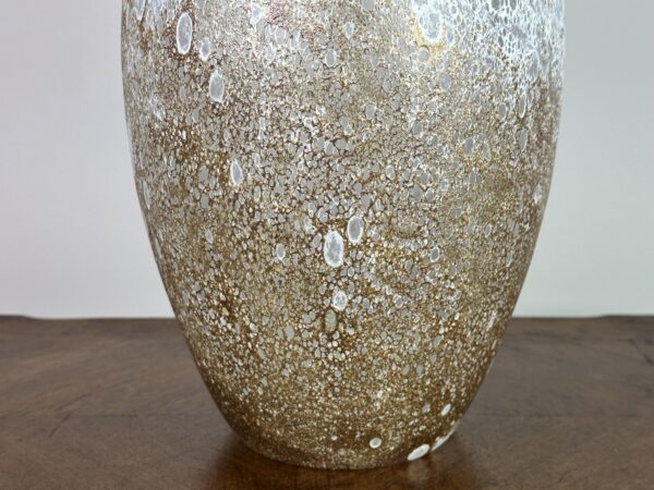 Vase en verre soufflé émaillé blanc et doré vintage 80'S Ht 45 cm – Image 4