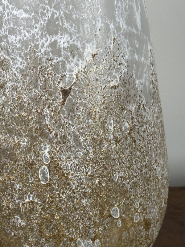 Vase en verre soufflé émaillé blanc et doré vintage 80'S Ht 38cm – Image 7