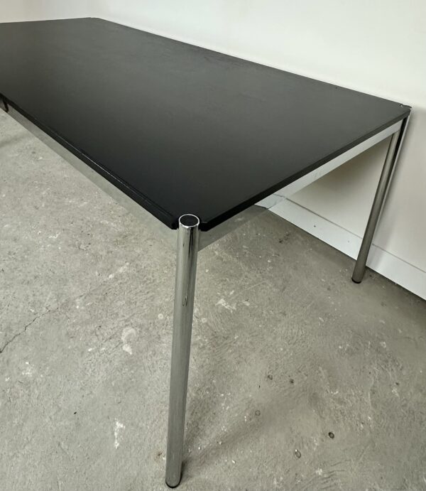 Table USM Haller T59 stratifié noir et acier chromé – Image 5