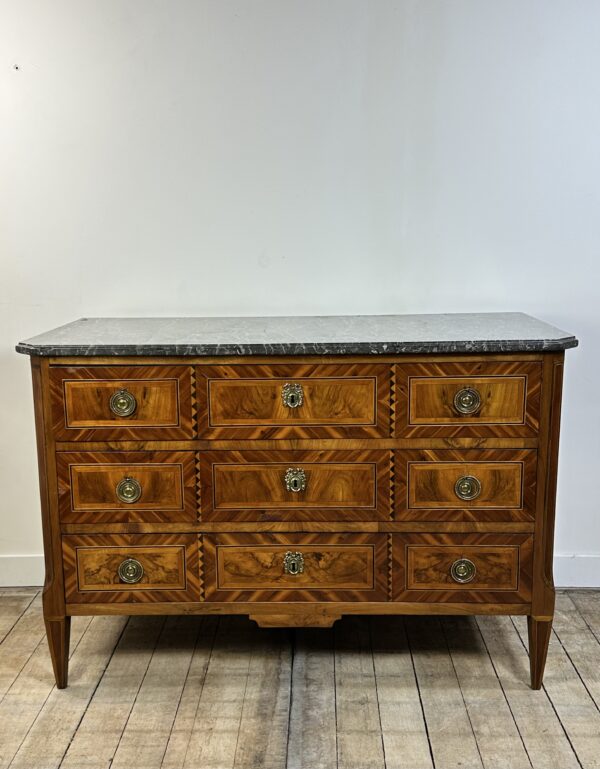 Commode de style Louis XVI en marqueterie dessus marbre XIXeme