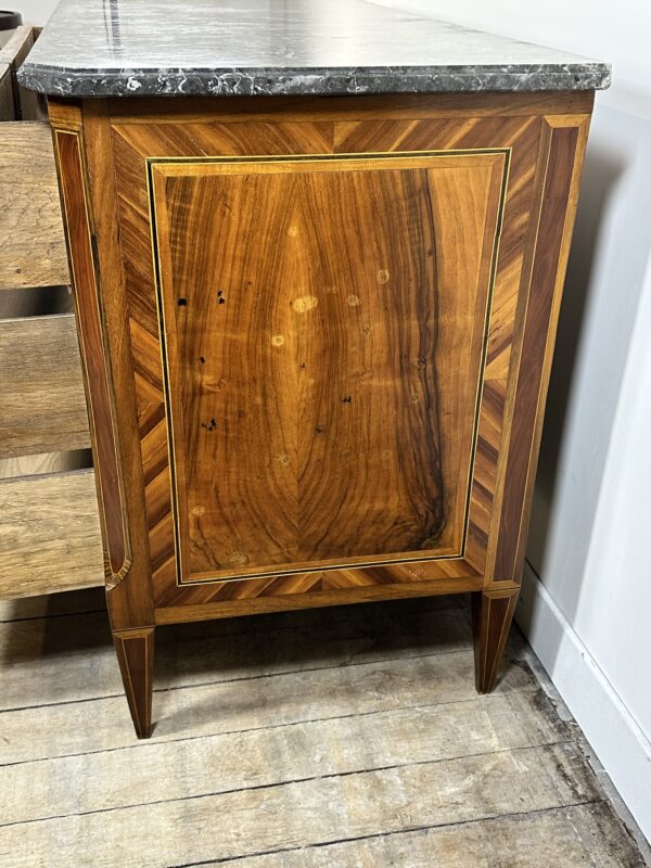 Commode de style Louis XVI en marqueterie dessus marbre XIXeme – Image 8