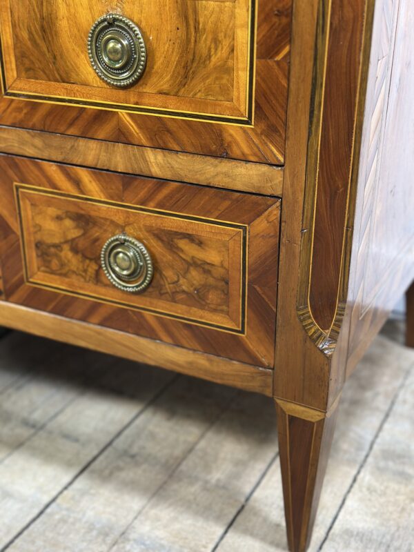 Commode de style Louis XVI en marqueterie dessus marbre XIXeme – Image 7