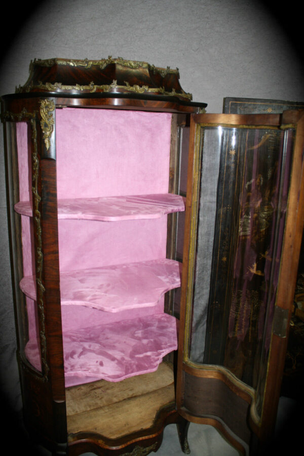Vitrine mouvementée de style Louis XV en marqueterie avec ornement de bronze – Image 5