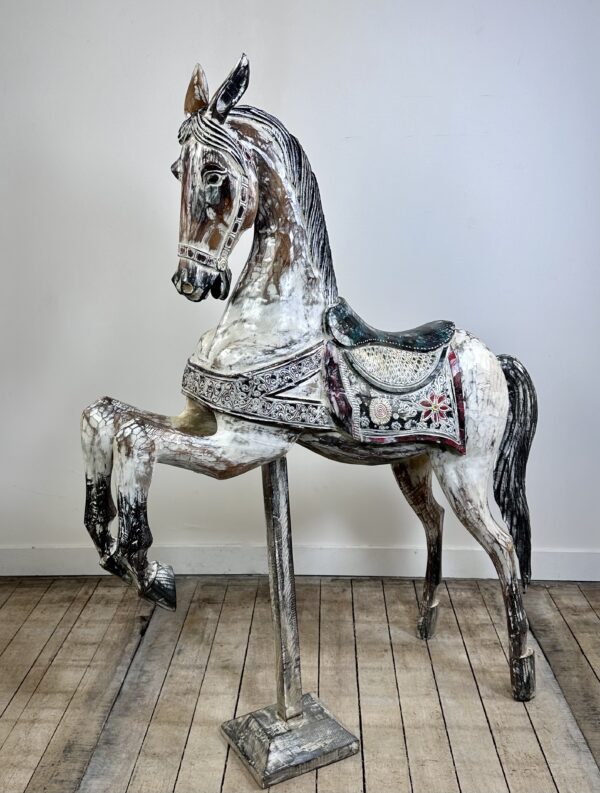 Cheval de manège en bois sculpté et patiné