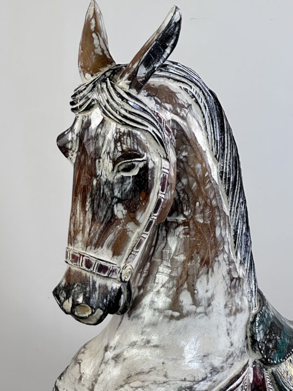 Cheval de manège en bois sculpté et patiné – Image 7