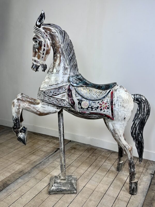 Cheval de manège en bois sculpté et patiné – Image 5