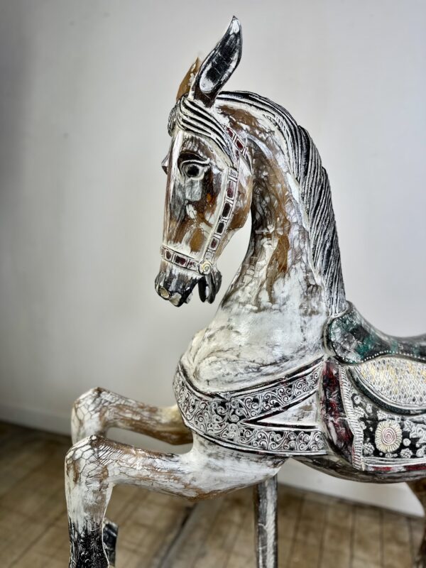 Cheval de manège en bois sculpté et patiné – Image 3