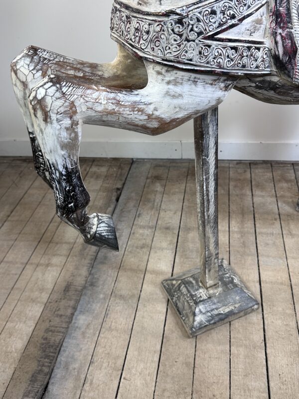 Cheval de manège en bois sculpté et patiné – Image 6