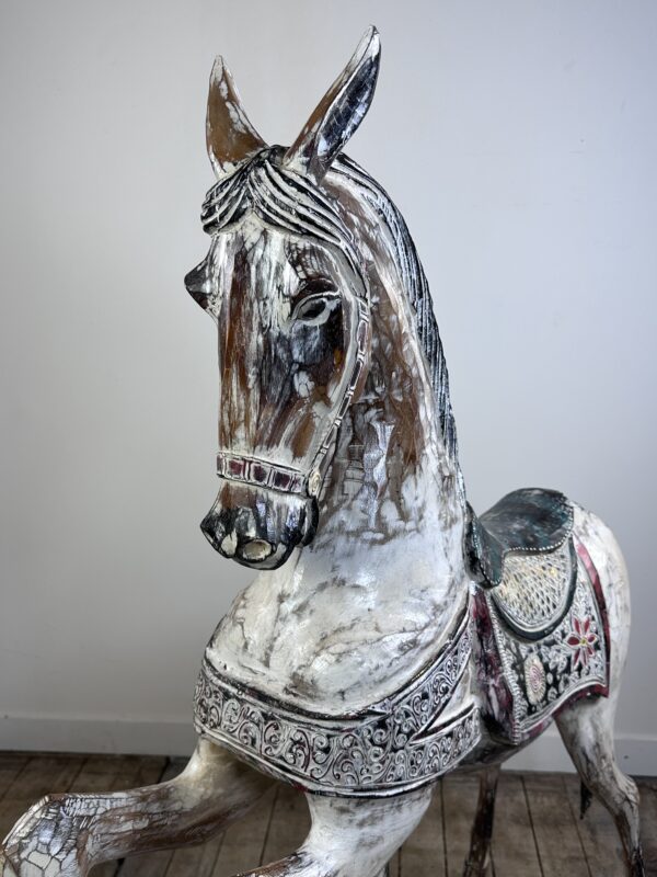 Cheval de manège en bois sculpté et patiné – Image 12