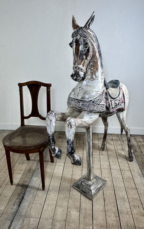 Cheval de manège en bois sculpté et patiné – Image 11