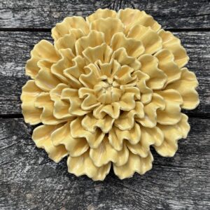 Fleur Santoline jaune en céramique diamètre 19 cm