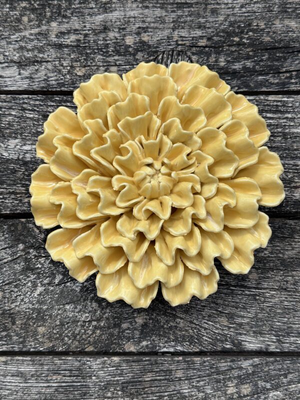 Fleur Santoline jaune en céramique diamètre 19 cm