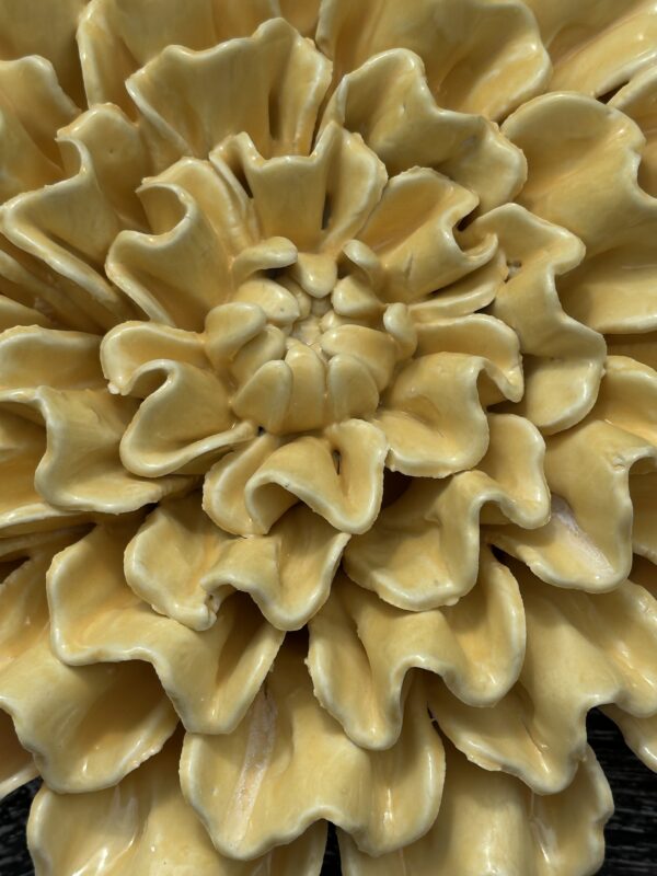Fleur Santoline jaune en céramique diamètre 19 cm – Image 5