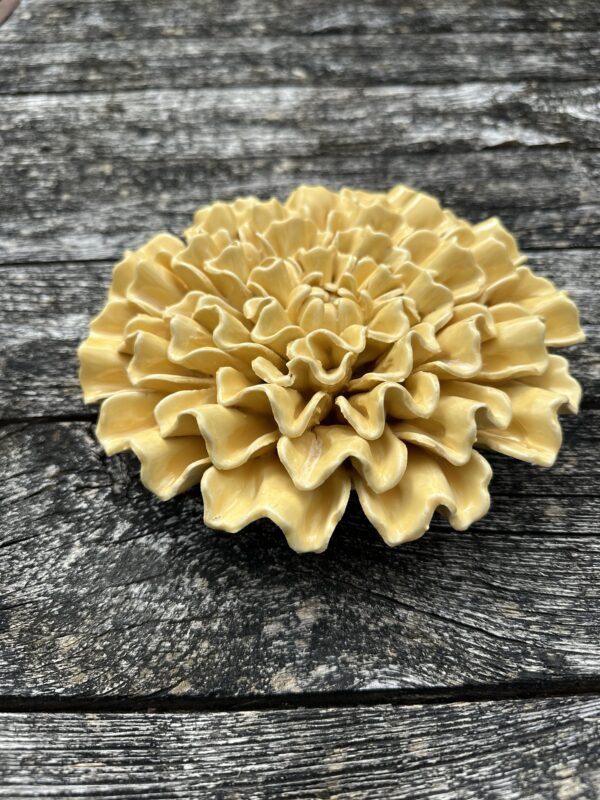 Fleur Santoline jaune en céramique diamètre 19 cm – Image 4