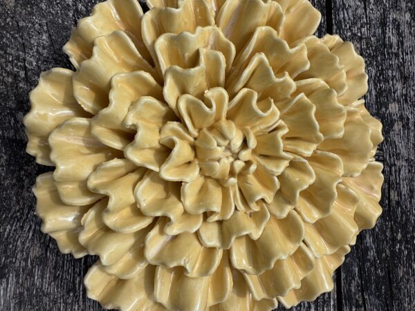 Fleur Santoline jaune en céramique diamètre 19 cm – Image 2