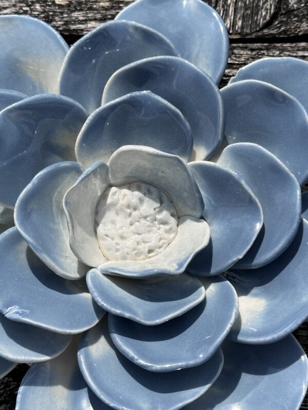 Fleur Ancolie bleue en céramique diamètre 20 cm – Image 5