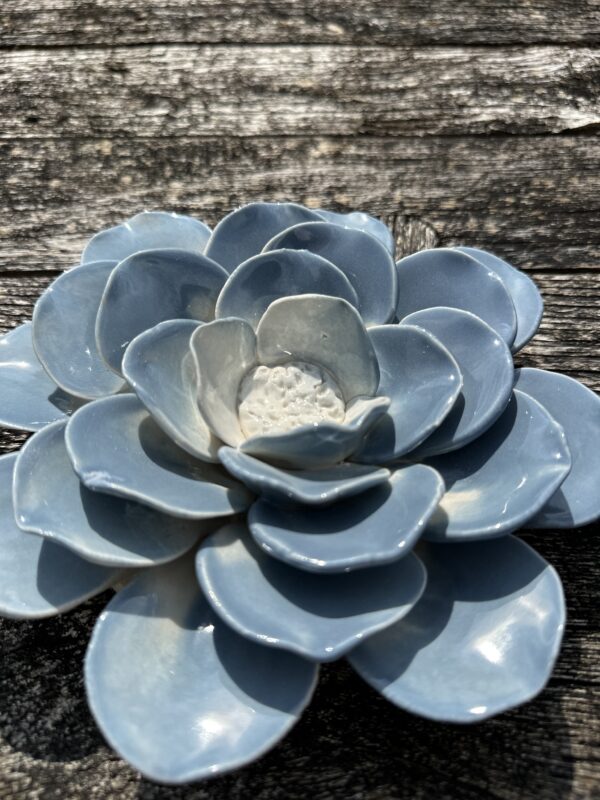 Fleur Ancolie bleue en céramique diamètre 20 cm – Image 2