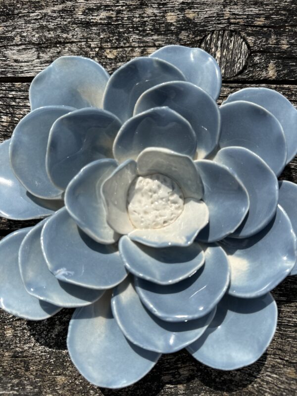 Fleur Ancolie bleue en céramique diamètre 20 cm – Image 3