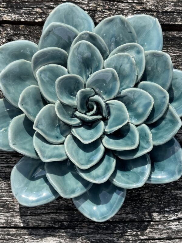 Fleur Lotus bleu en céramique diamètre 18 cm – Image 9