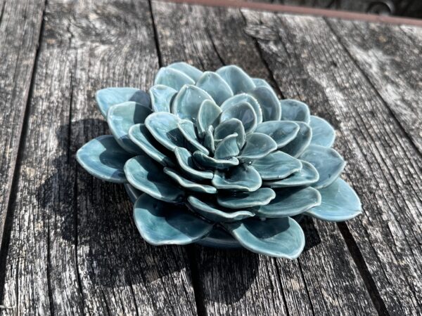 Fleur Lotus bleu en céramique diamètre 18 cm – Image 2