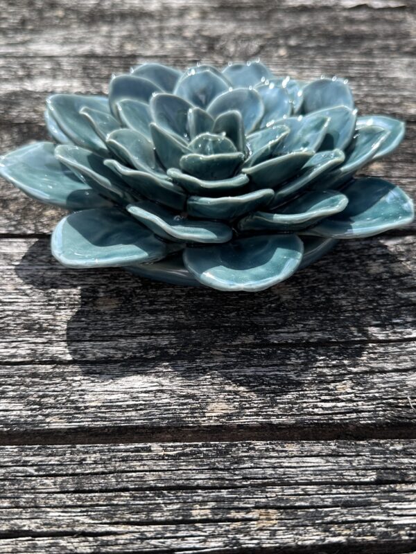 Fleur Lotus bleu en céramique diamètre 18 cm – Image 3