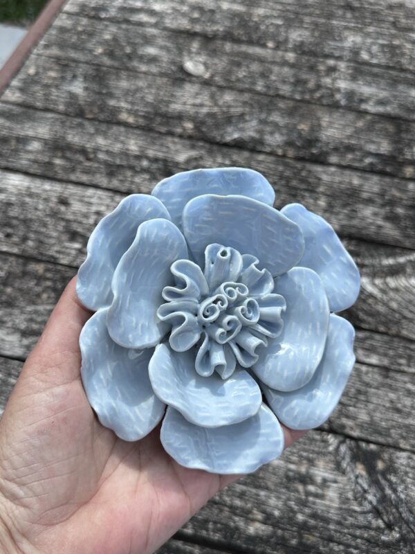 Fleur Anémone bleu en céramique diamètre 15 cm – Image 4