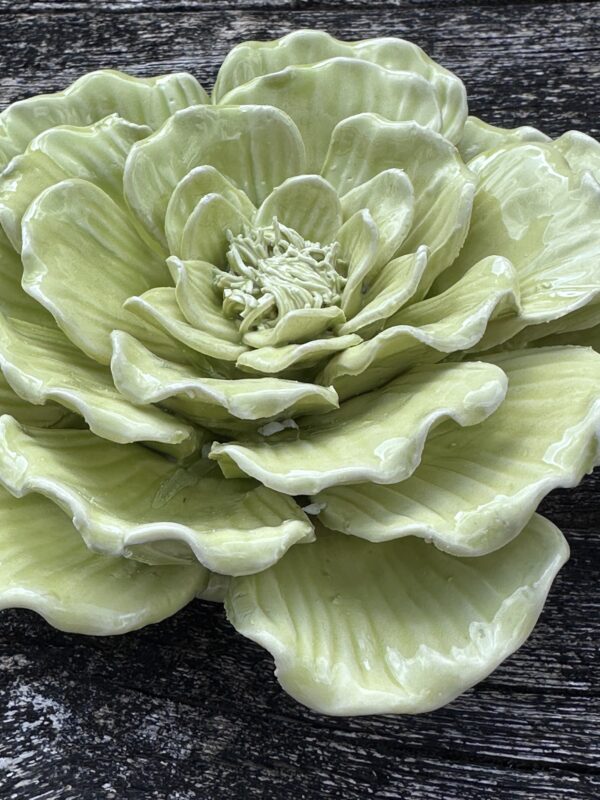 Fleur Alchémille vert anis en céramique diamètre 18 cm – Image 2