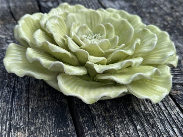 Fleur Alchémille vert anis en céramique diamètre 18 cm – Image 3
