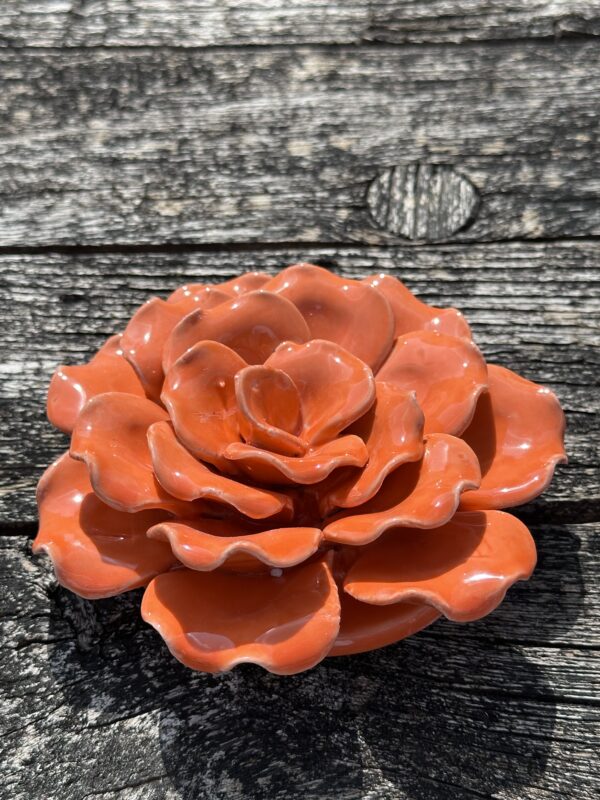 Fleur Suzanne orange en céramique diamètre 13 cm – Image 2