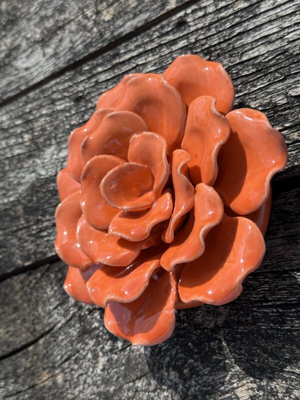 Fleur Suzanne orange en céramique diamètre 13 cm – Image 3