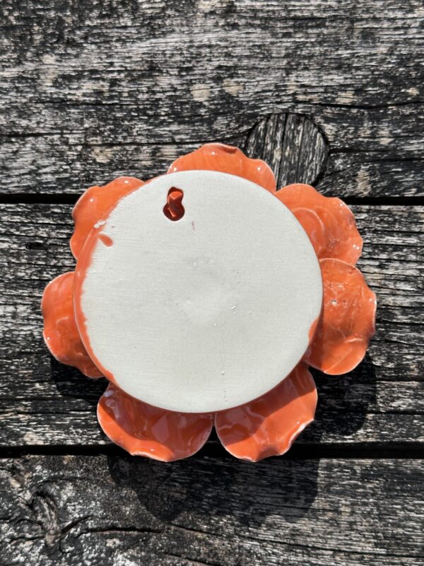 Fleur Suzanne orange en céramique diamètre 13 cm – Image 6