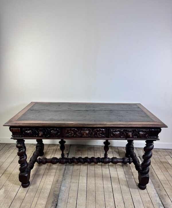 Bureau de style Louis XIII en chêne estampillé Mombro Ainé XIX ème