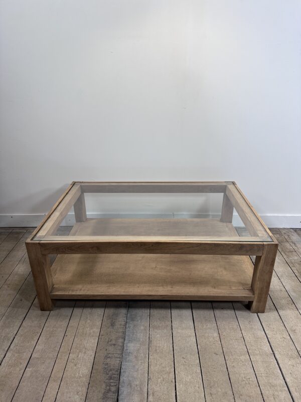 Table basse brutaliste en chêne avec un plateau verre