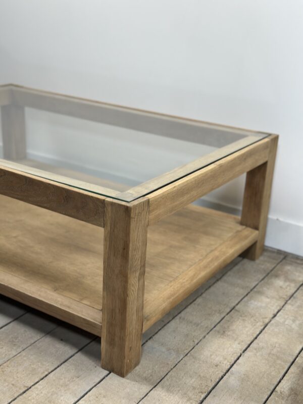 Table basse brutaliste en chêne avec un plateau verre – Image 6