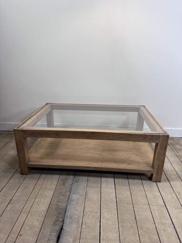 Table basse brutaliste en chêne avec un plateau verre – Image 4