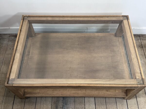 Table basse brutaliste en chêne avec un plateau verre – Image 3