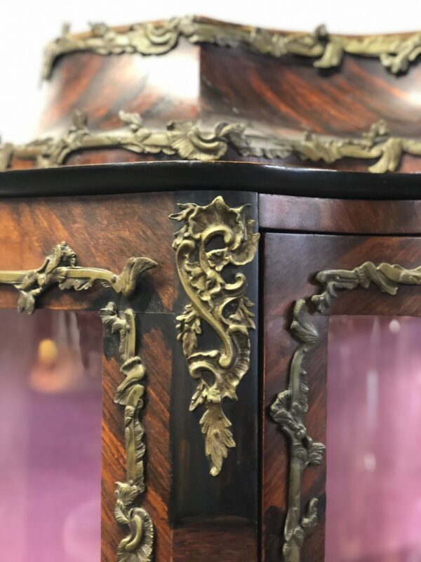 Vitrine mouvementée de style Louis XV en marqueterie avec ornement de bronze – Image 4