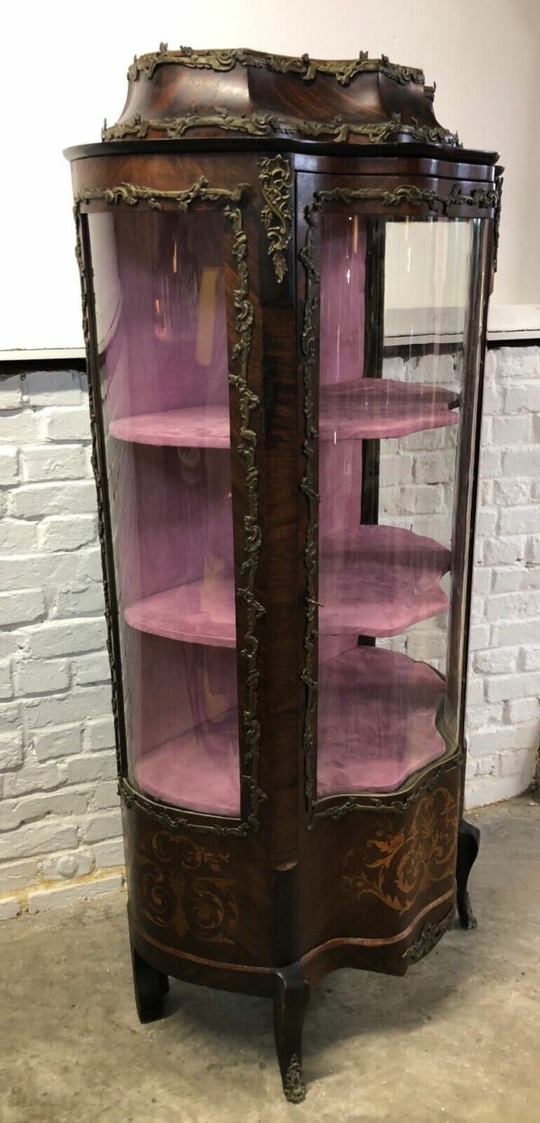 Vitrine mouvementée de style Louis XV en marqueterie avec ornement de bronze – Image 9
